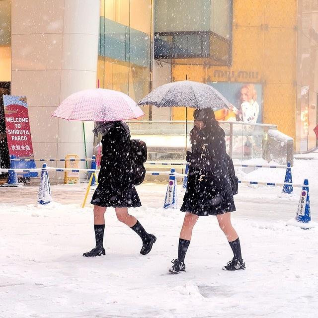Lý do nữ sinh Nhật luôn mặc váy ngắn đi học dù mùa đông-1