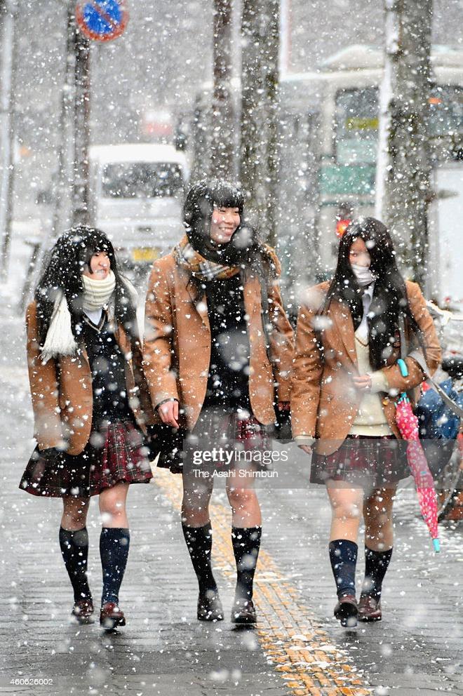 Lý do nữ sinh Nhật luôn mặc váy ngắn đi học dù mùa đông-2