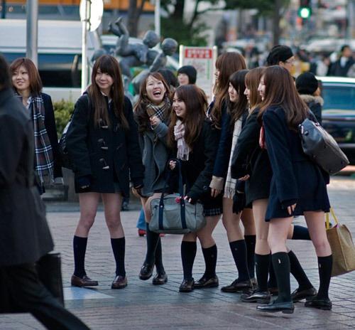 Lý do nữ sinh Nhật luôn mặc váy ngắn đi học dù mùa đông-3
