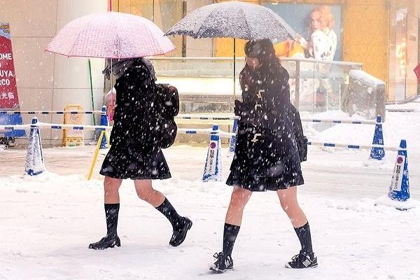 Vì sao nữ sinh Nhật Bản luôn mặc váy ngắn kể cả khi trời giá lạnh