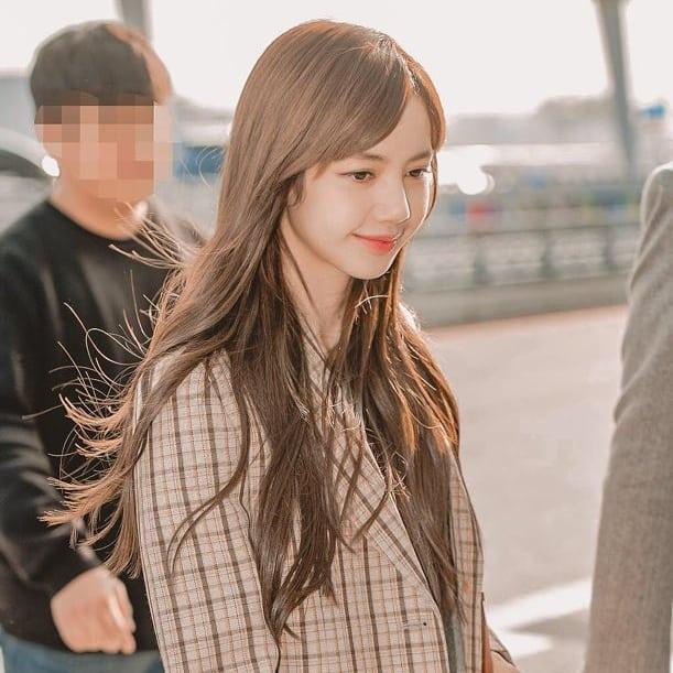 Vén tóc mái 200 tỷ, Lisa BLACKPINK lập tức leo lên top trending thế giới-8