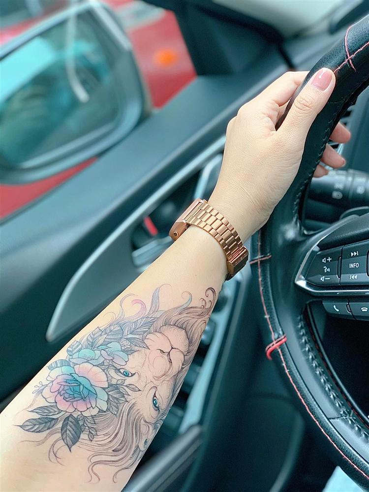 Lần hiếm hoi MC Hoàng Linh để lộ hình xăm hổ báo khi ghi hình-2