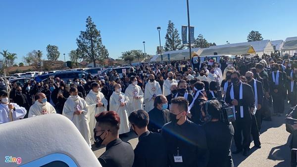 Vợ Chí Tài khóc, hát Em ở đâu tiễn biệt chồng về nơi an nghỉ-6