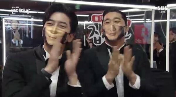 Lễ trao giải SBS tấu hài vì dàn nghệ sĩ đeo khẩu trang không hề giả trân-2