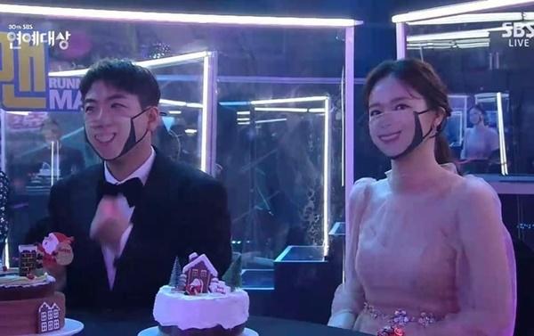 Lễ trao giải SBS tấu hài vì dàn nghệ sĩ đeo khẩu trang không hề giả trân-3