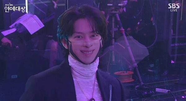 Lễ trao giải SBS tấu hài vì dàn nghệ sĩ đeo khẩu trang không hề giả trân-6