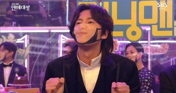 Lễ trao giải SBS tấu hài vì dàn nghệ sĩ đeo khẩu trang không hề giả trân-8