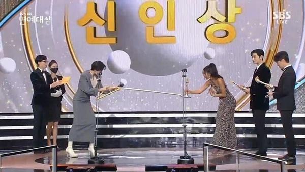 Lễ trao giải SBS tấu hài vì dàn nghệ sĩ đeo khẩu trang không hề giả trân-10