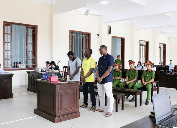 Trò quái dị lừa loạt trai trẻ ham vào nhà nghỉ phục vụ quý bà-2