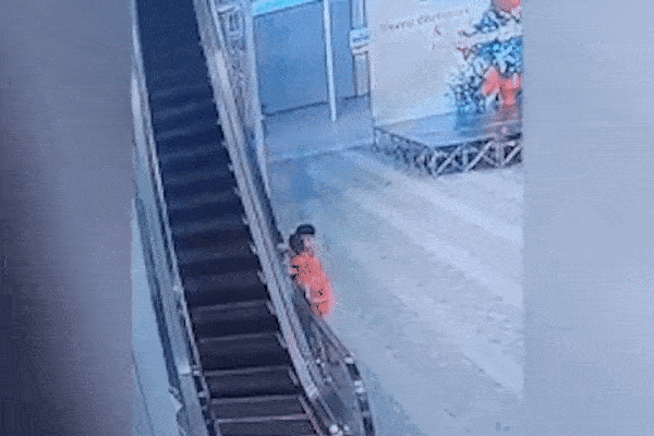 Clip: Kinh hoàng bé trai ở Thái Lan bị thang máy kéo lên tầng hai