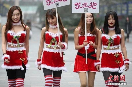 Bất chấp cái lạnh, nhiều cô nàng cũng thản nhiên mặc trang phục Noel kiệm vải xuống phố.