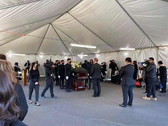 Em gái tỷ phú của Cẩm Ly viếng và tặng đám tang nghệ sĩ Chí Tài 50.000 USD-2