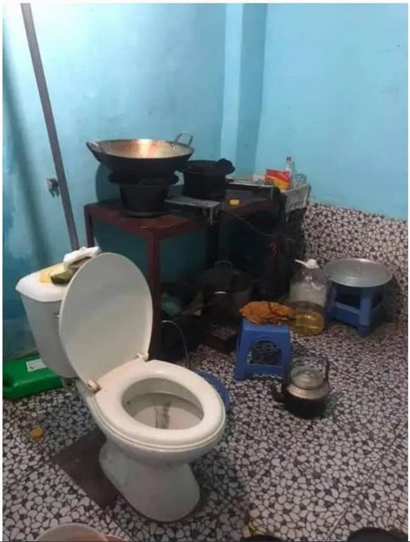 Cô gái hốt hoảng khi đến nhà bạn trai chơi phát hiện toilet nằm chình ình giữa bếp-1