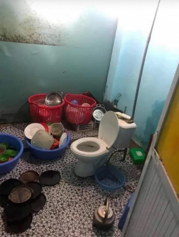 Cô gái hốt hoảng khi đến nhà bạn trai chơi phát hiện toilet nằm chình ình giữa bếp-2