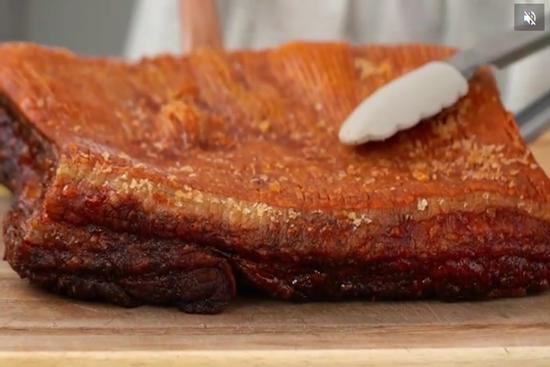 Chế biến thịt heo quay giòn bì cho Giáng sinh