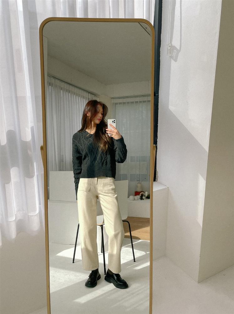 4 cách diện áo len tối màu thật sang, giúp bạn gầy mấy kilogram mà không già-1