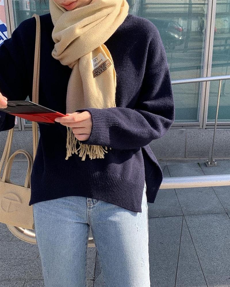 4 cách diện áo len tối màu thật sang, giúp bạn gầy mấy kilogram mà không già-2