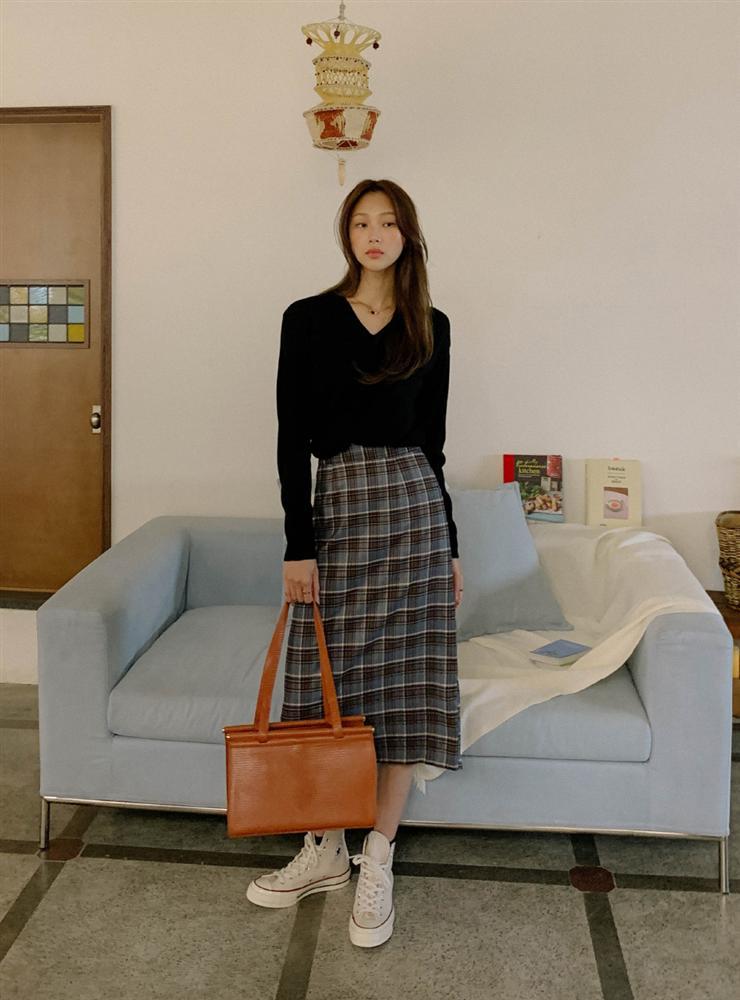 4 cách diện áo len tối màu thật sang, giúp bạn gầy mấy kilogram mà không già-3