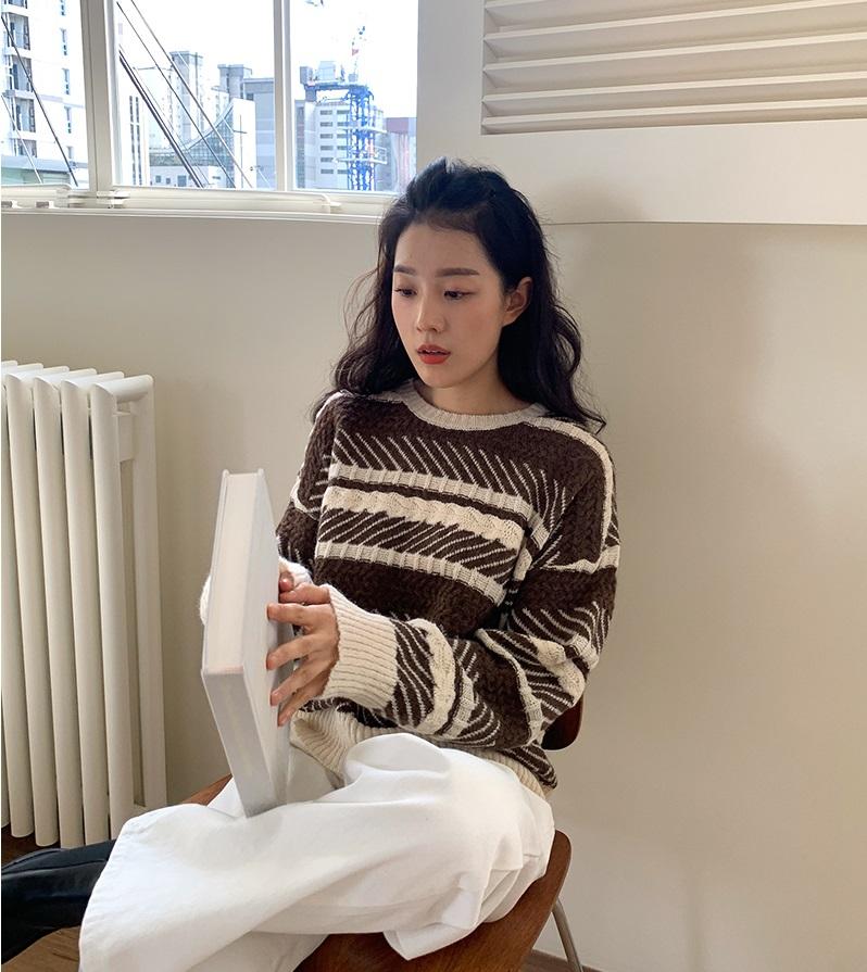 4 cách diện áo len tối màu thật sang, giúp bạn gầy mấy kilogram mà không già-6