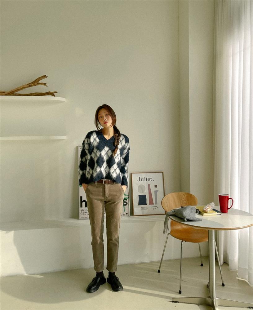 4 cách diện áo len tối màu thật sang, giúp bạn gầy mấy kilogram mà không già-7