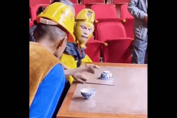 Clip: Hết vía thanh niên đổ người, tự kê đầu dưới bánh xe buýt ở TP.HCM-2