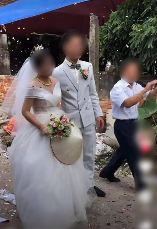 Clip: Cô dâu chú rể cầu xin bạn bè tha mạng vẫn bị bắn pháo hoa tới tấp vào mặt-1