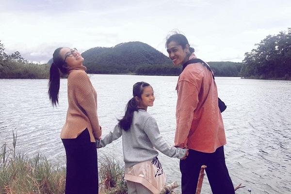 Đi du lịch cùng Lâm Vinh Hải, Linh Chi khoe dáng gợi cảm nhưng bị lộ vùng nách nhăn nheo-7