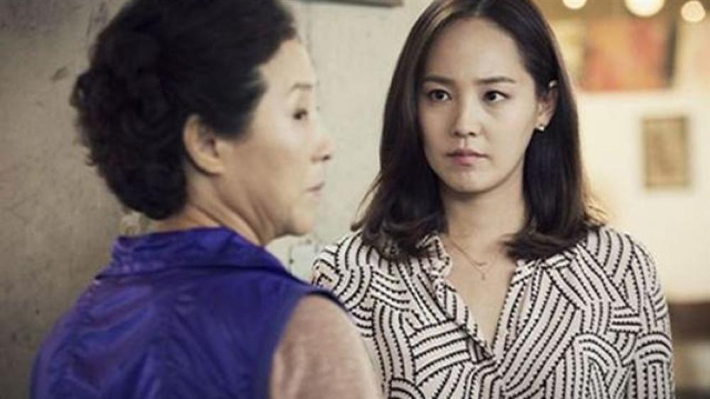 Chuẩn bị túi đồ quần áo mùa đông để từ thiện, mẹ chồng thấy liền bới tung và nói khó nghe-1