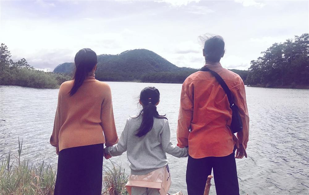 Vợ cũ Lâm Vinh Hải khoe ảnh bên con gái và tình mới, công khai gọi gia đình-1