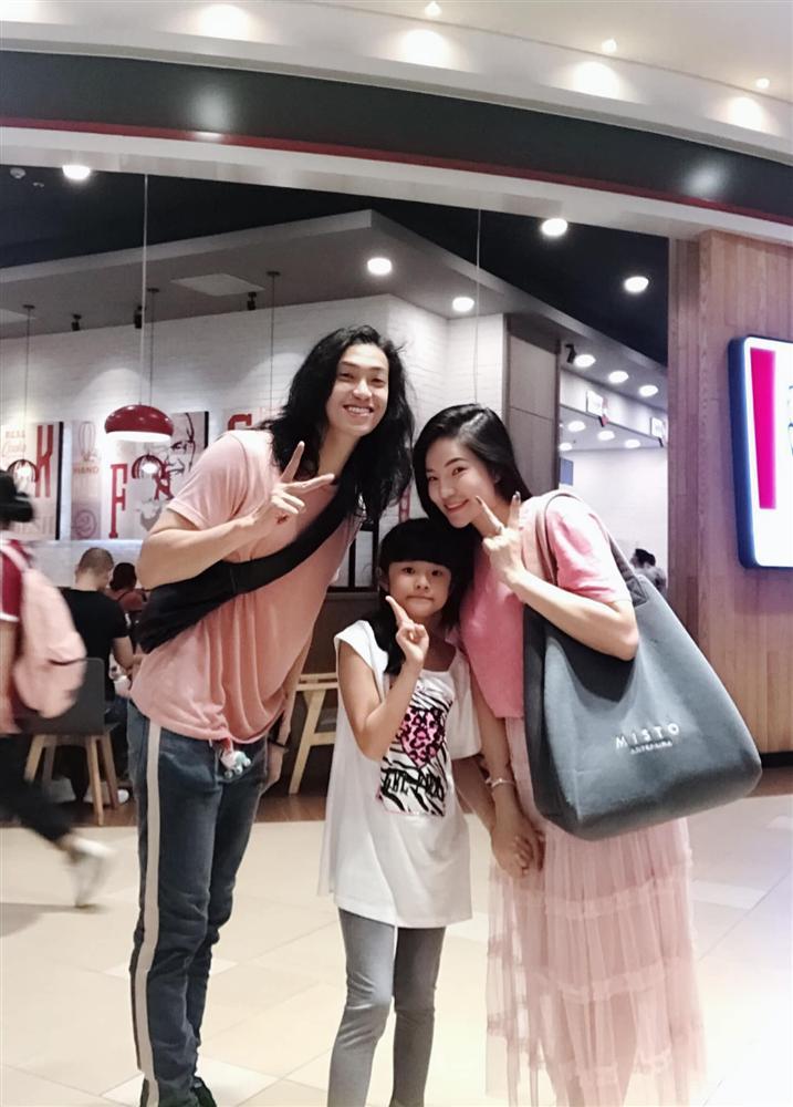 Vợ cũ Lâm Vinh Hải khoe ảnh bên con gái và tình mới, công khai gọi gia đình-5