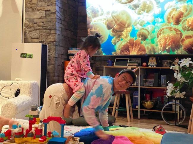 Trần Quán Hy từ sát thủ tình trường hóa ông bố cuồng con-1