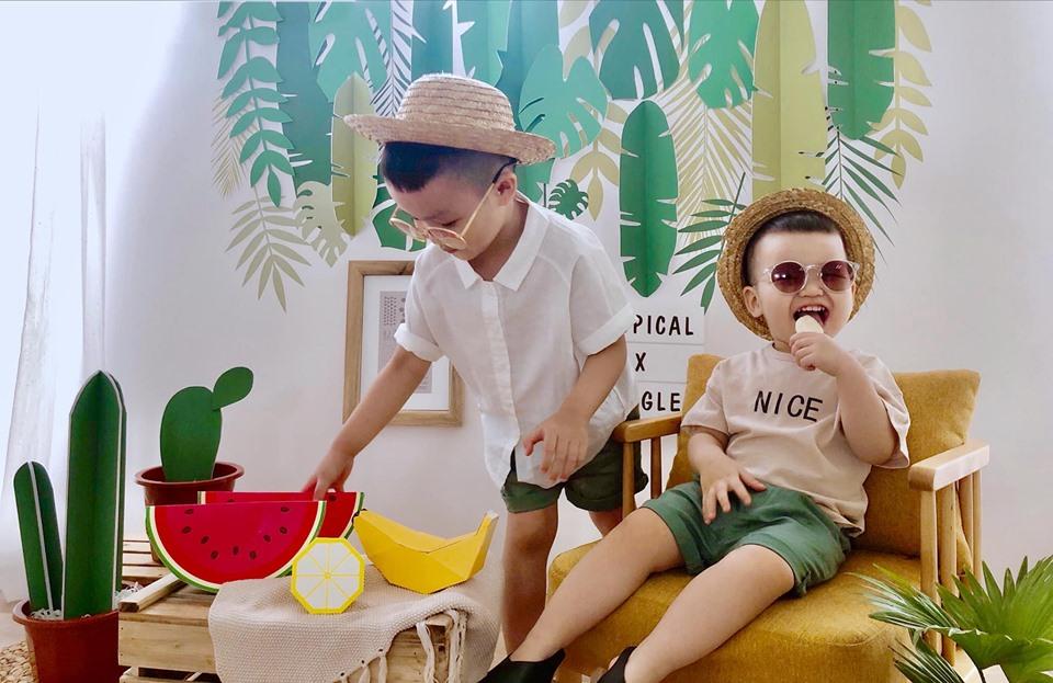 Tâm Tít say đắm hôn chồng, trong khi 2 quý tử đứng cạnh không cảm xúc-2