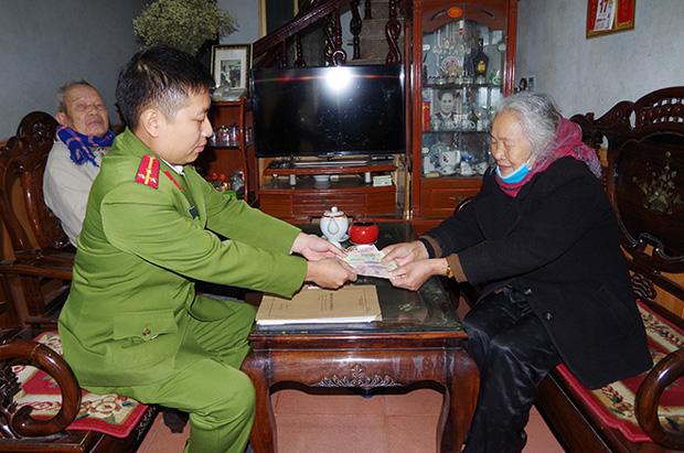 Vào nhà xin phong bì đi đám cưới, giật luôn túi tiền của cụ già bỏ chạy-2