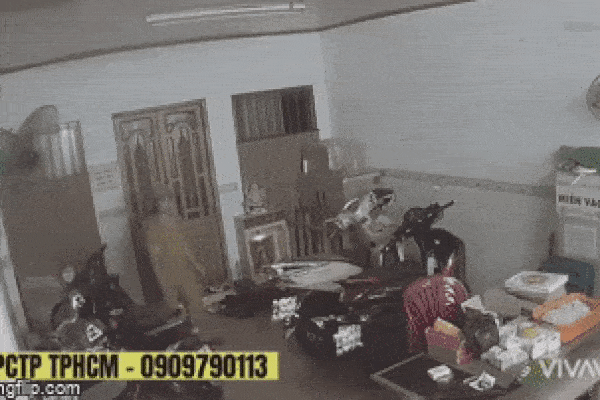 Clip: Kinh hoàng nhóm côn đồ lao vào nhà dân, xịt hơi cay tấn công cụ già ở Sài Gòn