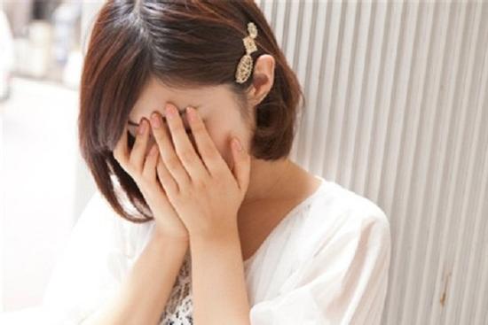 Quay lại lấy điện thoại bỏ quên, tôi rụng rời nghe được cuộc đối thoại của anh và mẹ