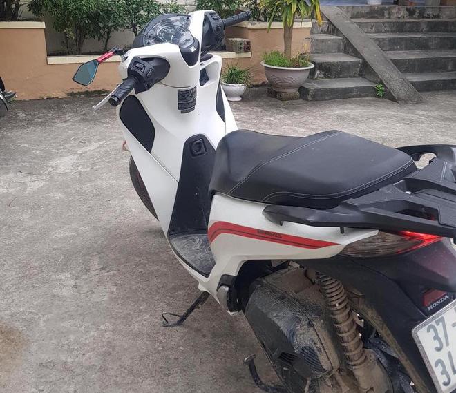 Nghệ An: Cưỡi SH đi chơi, thanh niên nhẩy luôn con trâu bán kiếm tiền tiêu tết-2