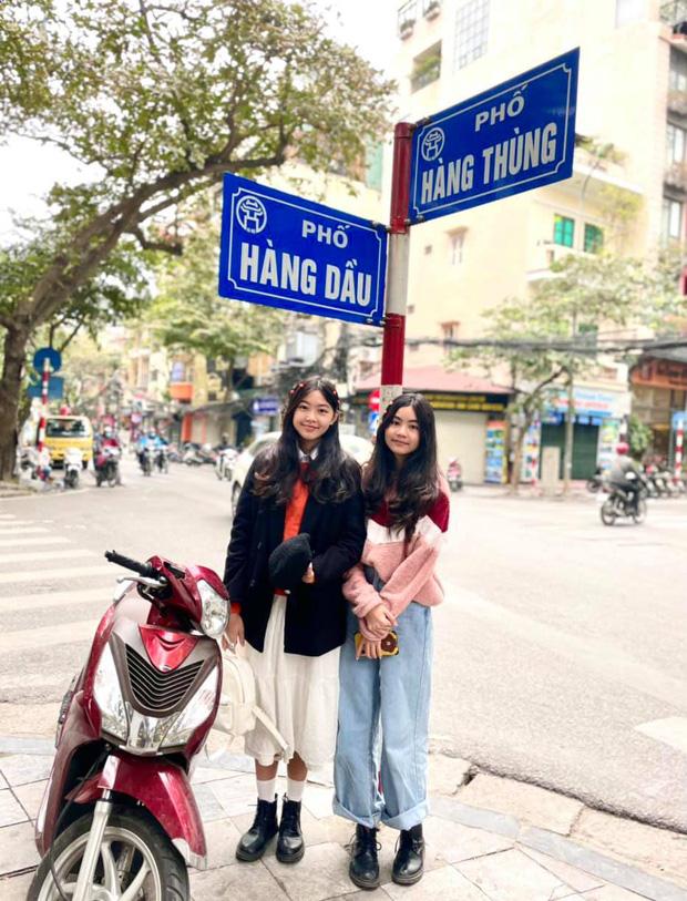 Check-in phố cổ Hà Nội, 2 con gái MC Quyền Linh gây chú ý với chiều cao vượt trội-1