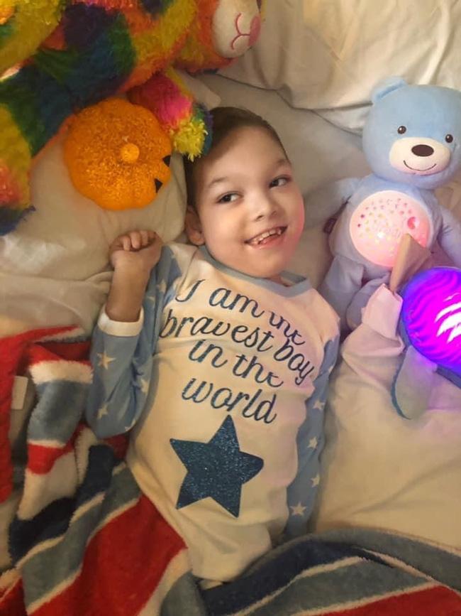 Mẹ bất lực ôm chặt con trai 9 tuổi lịm dần rồi ngưng thở vì mắc bệnh lạ-4