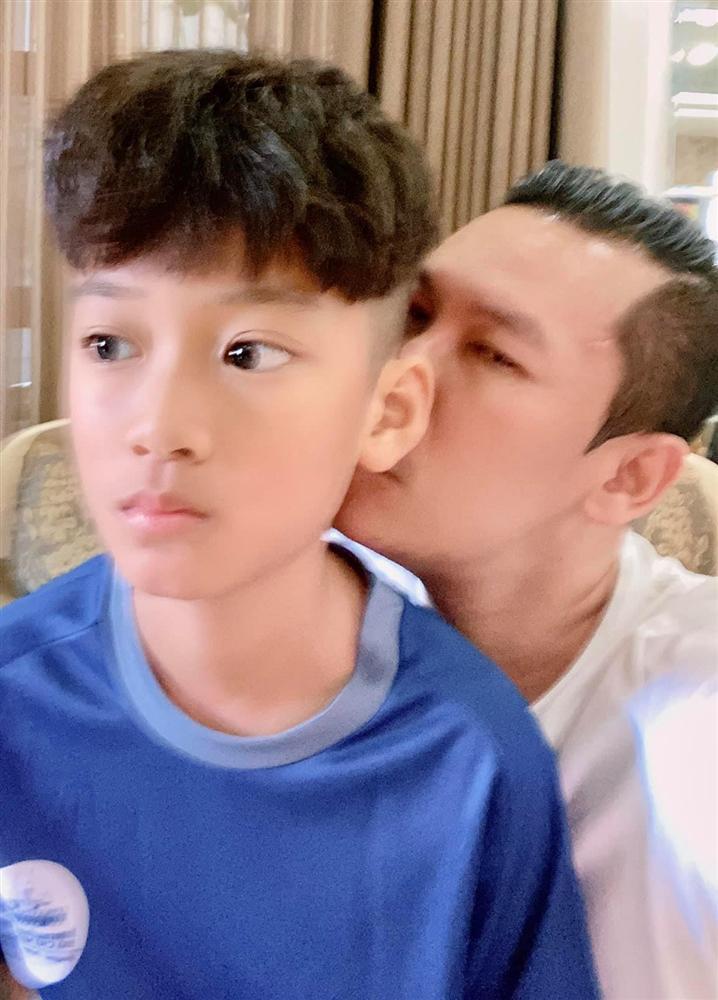 Đâu chỉ Lệ Quyên, chồng cũ cũng rất tự hào vì con trai đẹp mã-5