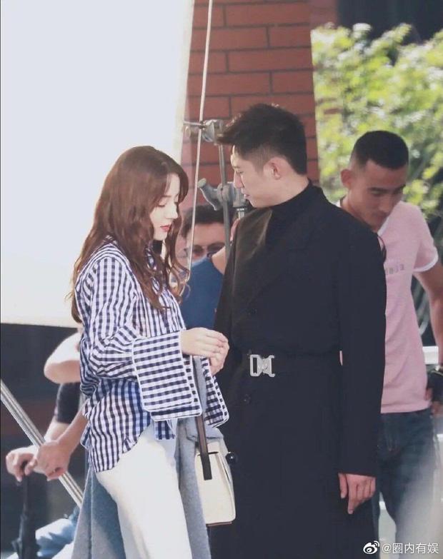 Rầm rộ ảnh Địch Lệ Nhiệt Ba đánh xe tới tận phim trường thăm Hoàng Cảnh Du, 2 nhân vật chính phản ứng ra sao?-3