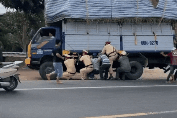 Clip: Cú tốc biến như phim hành động cứu bé gái thoát khỏi mũi xe tử thần-1