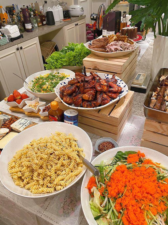 Tăng Thanh Hà nấu đãi bạn mà ngỡ như buffet nhà hàng, đầu bếp nổi tiếng còn vào khen-3