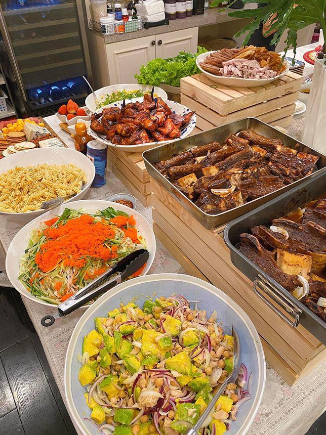 Tăng Thanh Hà nấu đãi bạn mà ngỡ như buffet nhà hàng, đầu bếp nổi tiếng còn vào khen-4