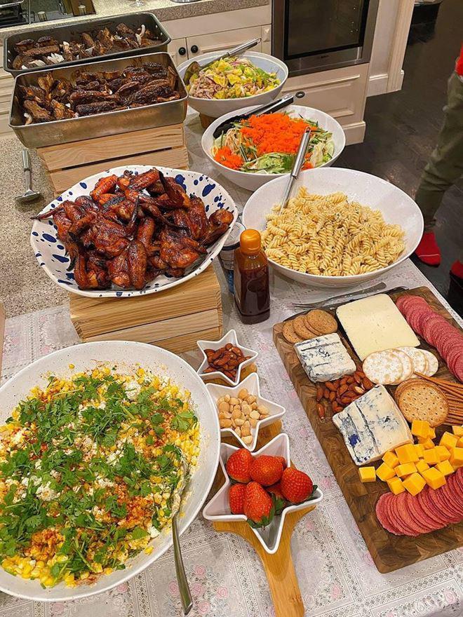 Tăng Thanh Hà nấu đãi bạn mà ngỡ như buffet nhà hàng, đầu bếp nổi tiếng còn vào khen-5
