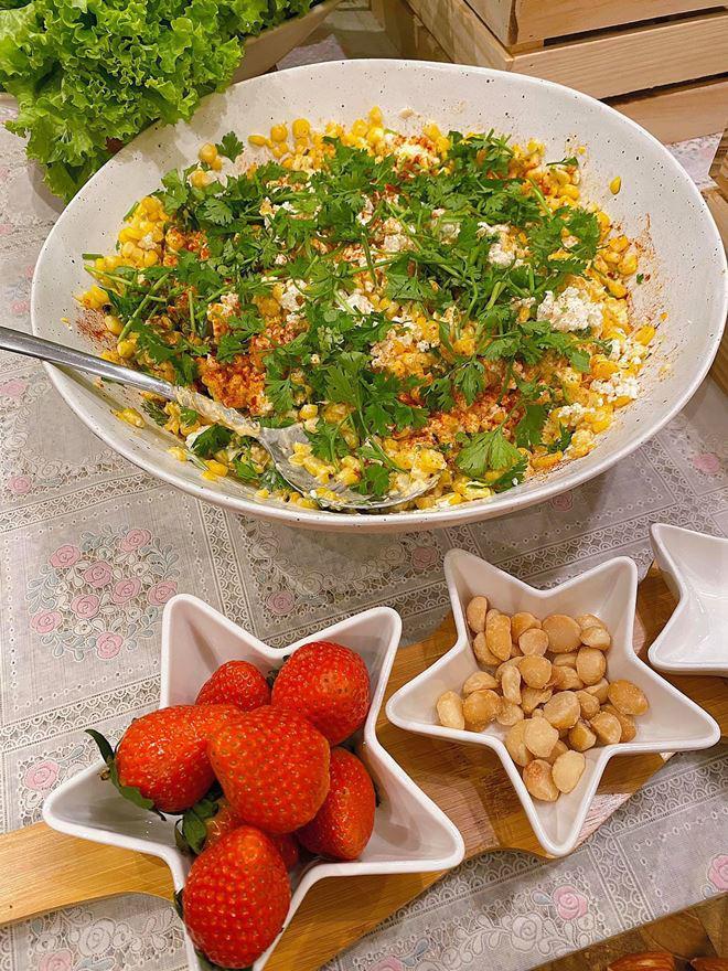 Tăng Thanh Hà nấu đãi bạn mà ngỡ như buffet nhà hàng, đầu bếp nổi tiếng còn vào khen-8