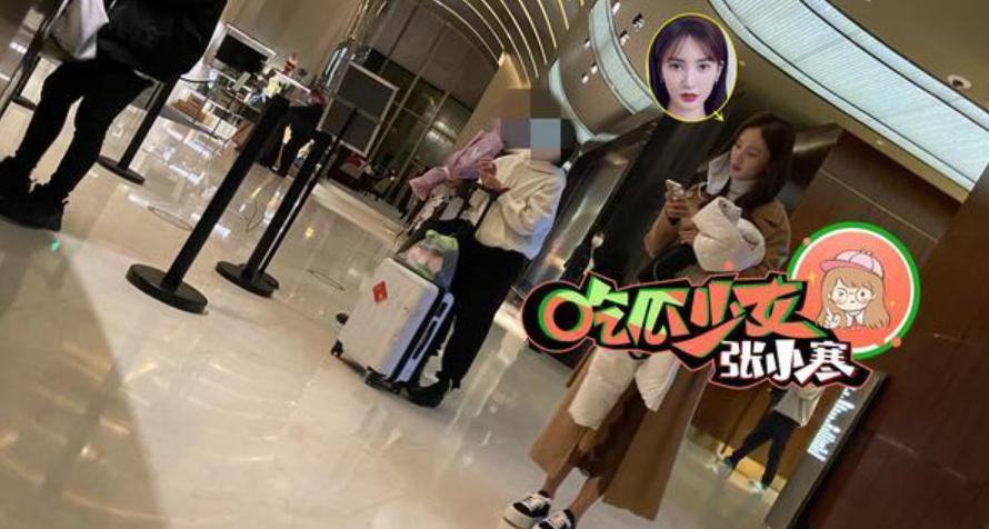 Giả Nãi Lượng lộ ảnh vào khách sạn với Kim Thần-1