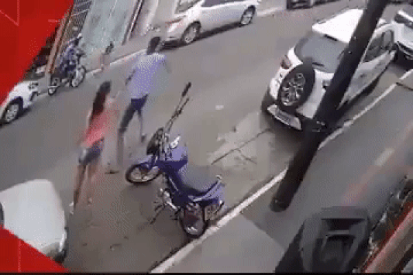 Bà cụ nghèo thu gom phế liệu vét hết túi cho anh Tây 20 nghìn: Cho đi chút xíu để người ta có cái ăn-4