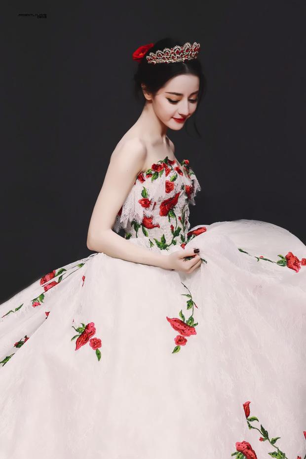 Bức ảnh tố cáo sự thật đằng sau vẻ lung linh của Địch Lệ Nhiệt Ba trên sân khấu-1