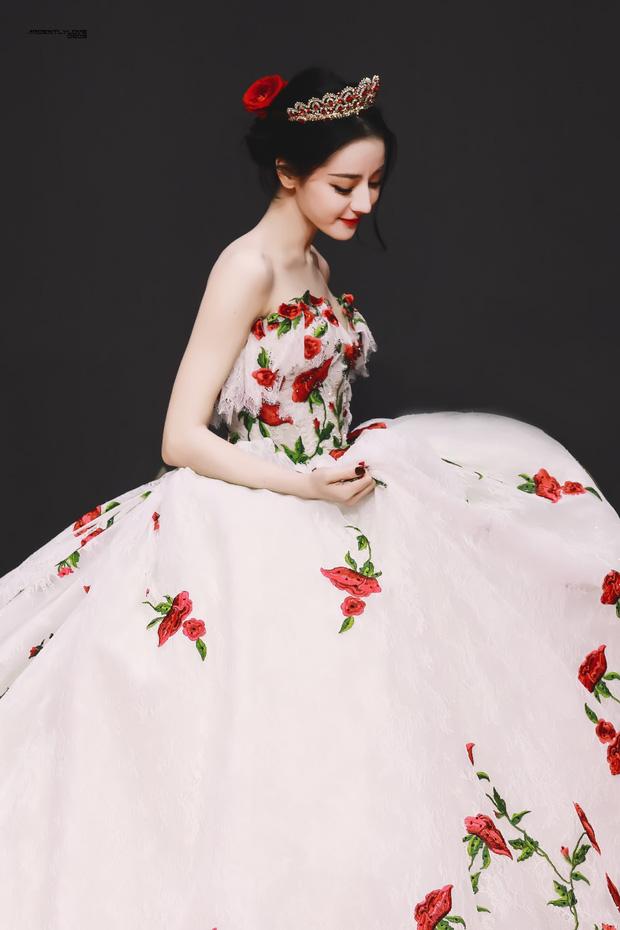 Bức ảnh tố cáo sự thật đằng sau vẻ lung linh của Địch Lệ Nhiệt Ba trên sân khấu-6