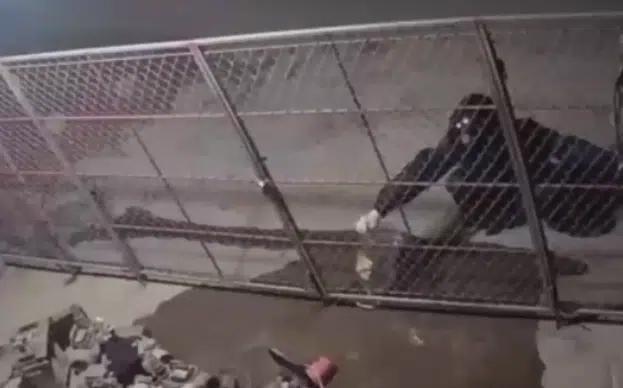 Clip kinh hoàng: Hàng xóm tưới xăng đốt nhà trong đêm, thai phụ và con nhỏ may mắn thoát chết-1